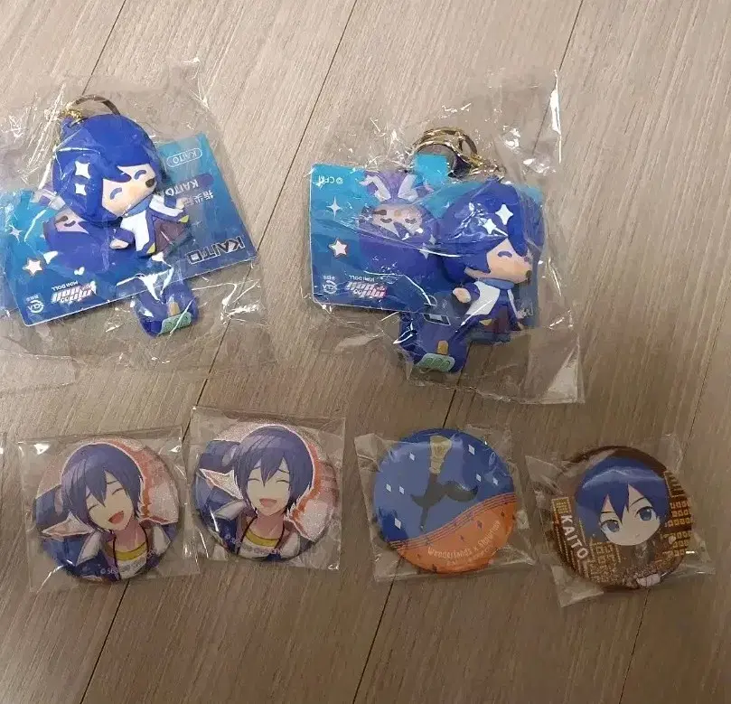 Sells Vocaloid Kaito minidoll keyring and Kaito and Meiko branches