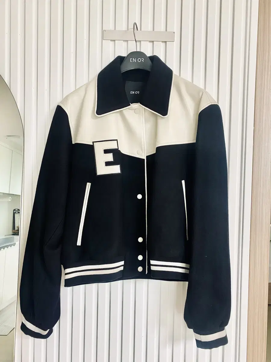 (새제품)엔오르)ENOR STADIUM JACKET - BLACK-S