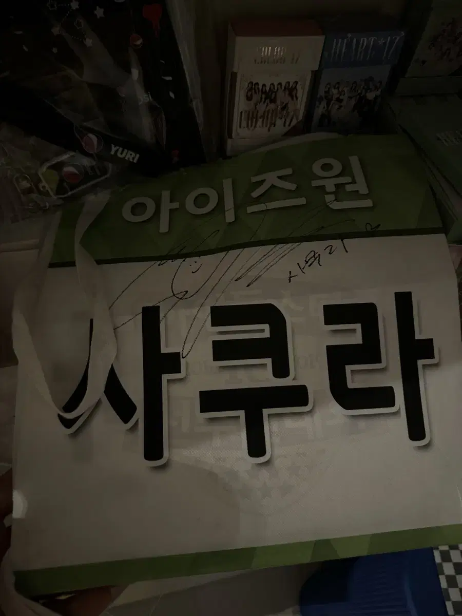 iz*one sakura ayukdae chinpil sign name tag