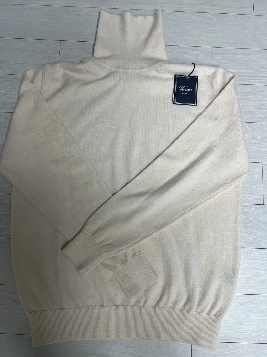 Verno Ivory Turtleneck size M