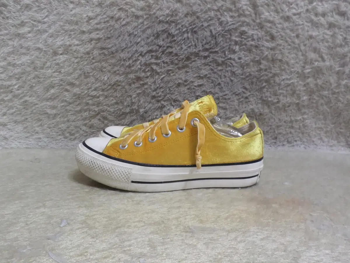 BettyBoomGuesse 240 Converse Yel Velvet Zeppan Sneakers Used Shoes