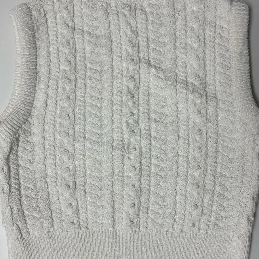 틸아이다이 라운드넥 케이블 니트 베스트(조끼)cable knit vest