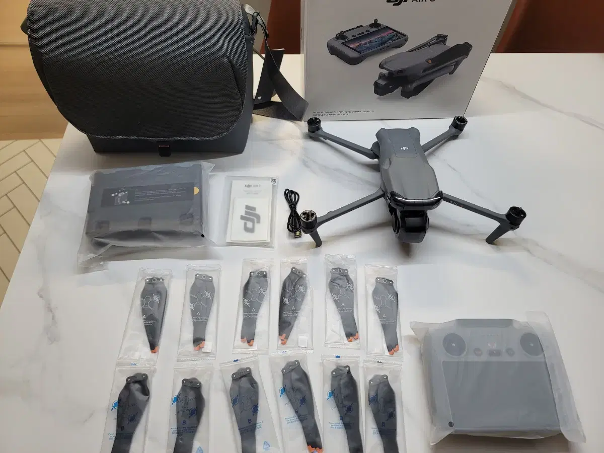 [미사용] 직거래130만원  DJI 에어3 플라이모어+DJI RC2조종기