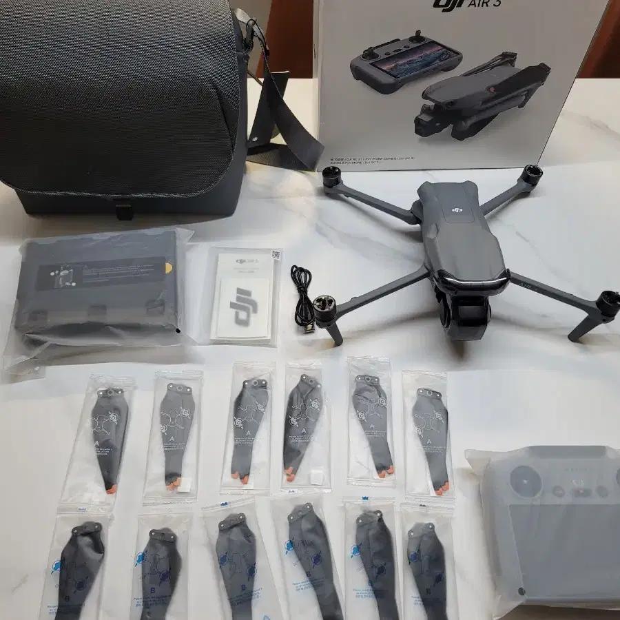 [미사용] 직거래130만원  DJI 에어3 플라이모어+DJI RC2조종기