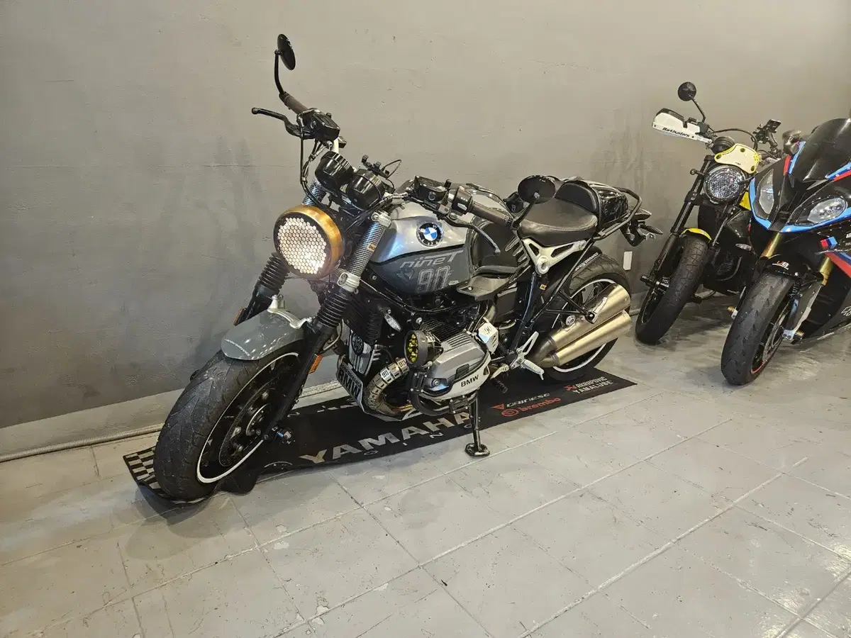 부산 BMW R9T 퓨어 17년식 3만키로 실버 깔끔한 차량 판매합니다.