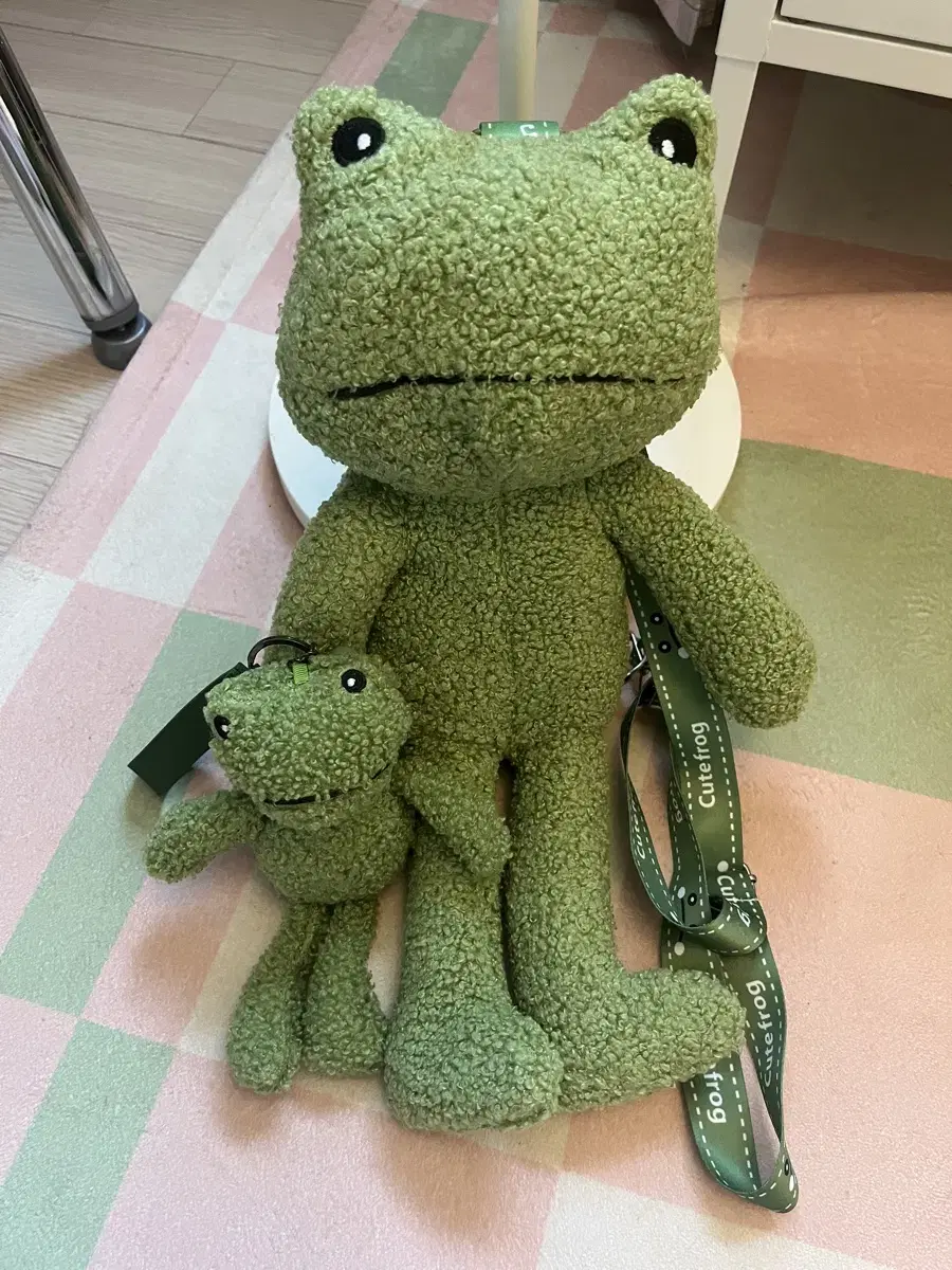 New Jeans Frog Bag Doll, keyring (new)