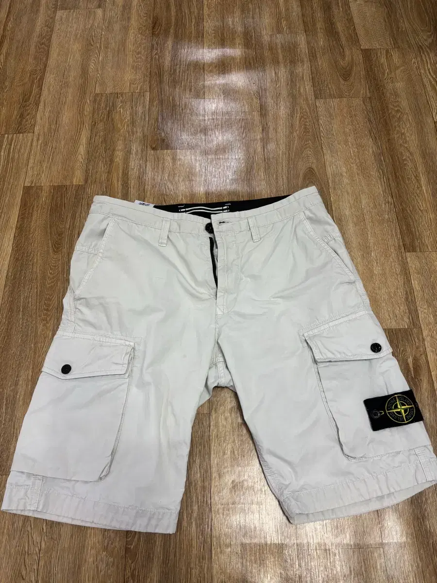 Stone Island White Cargo Shorts Size 30 (feels like a true 31)