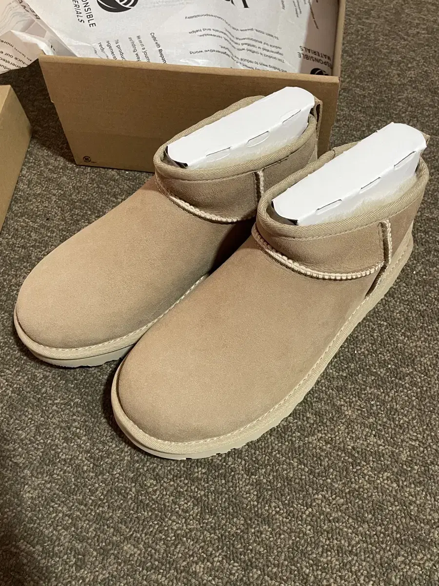 UGG 어그 클래식 울트라 미니 샌드색상