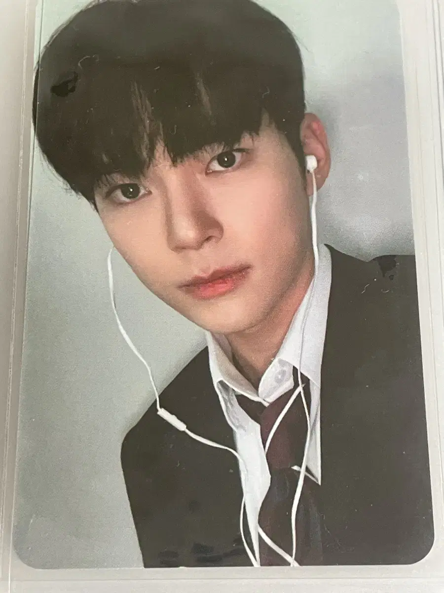 Sung hanbin earphones musicplant photocard @sunghanbin