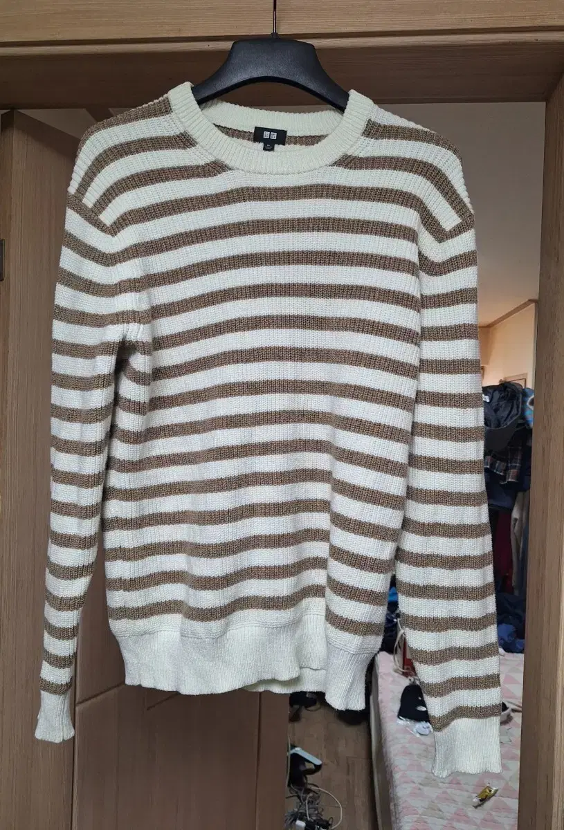 Unused Uniqlo winter sweater size XL (105) (see tape measure photo)