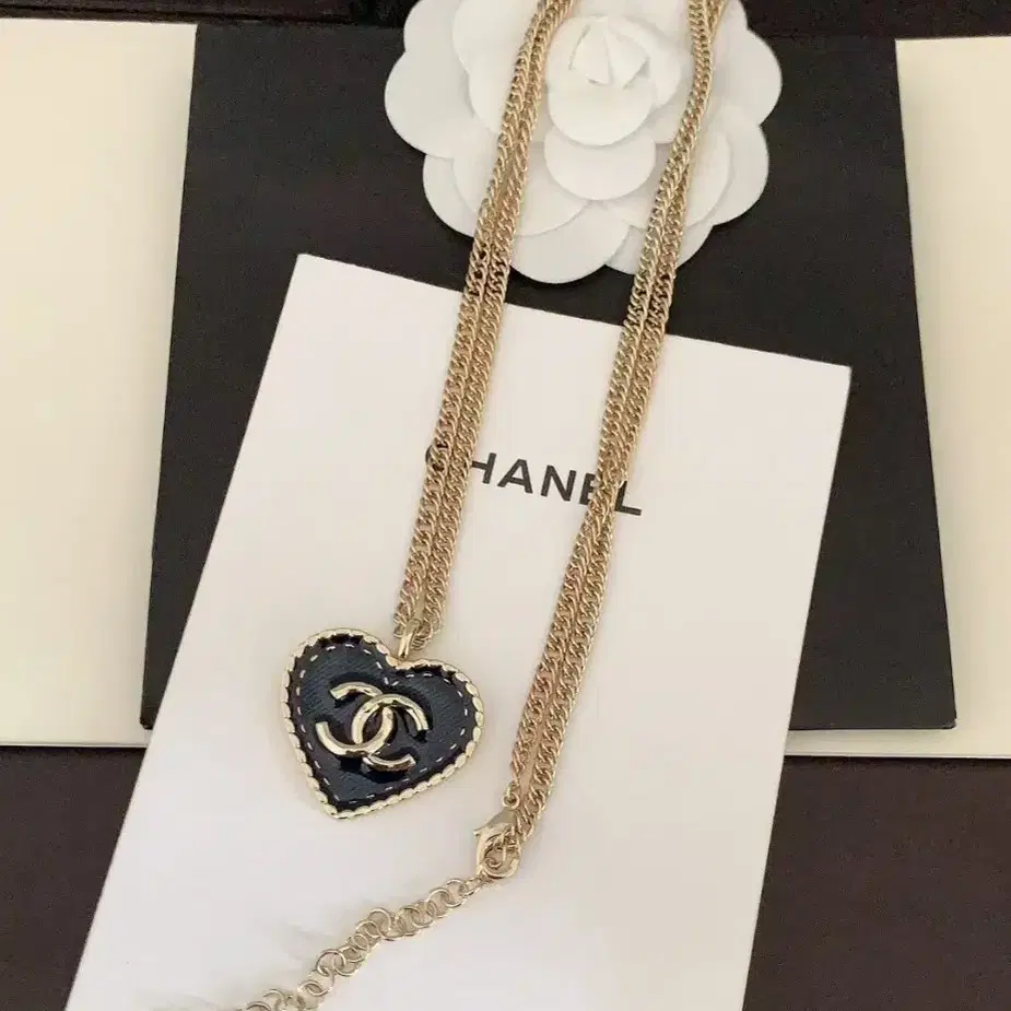 CHANEL 신제품하트 cc 목걸이