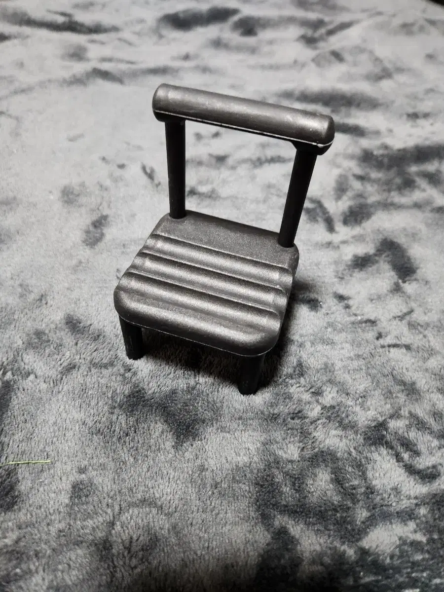 Chair-shaped phone holder