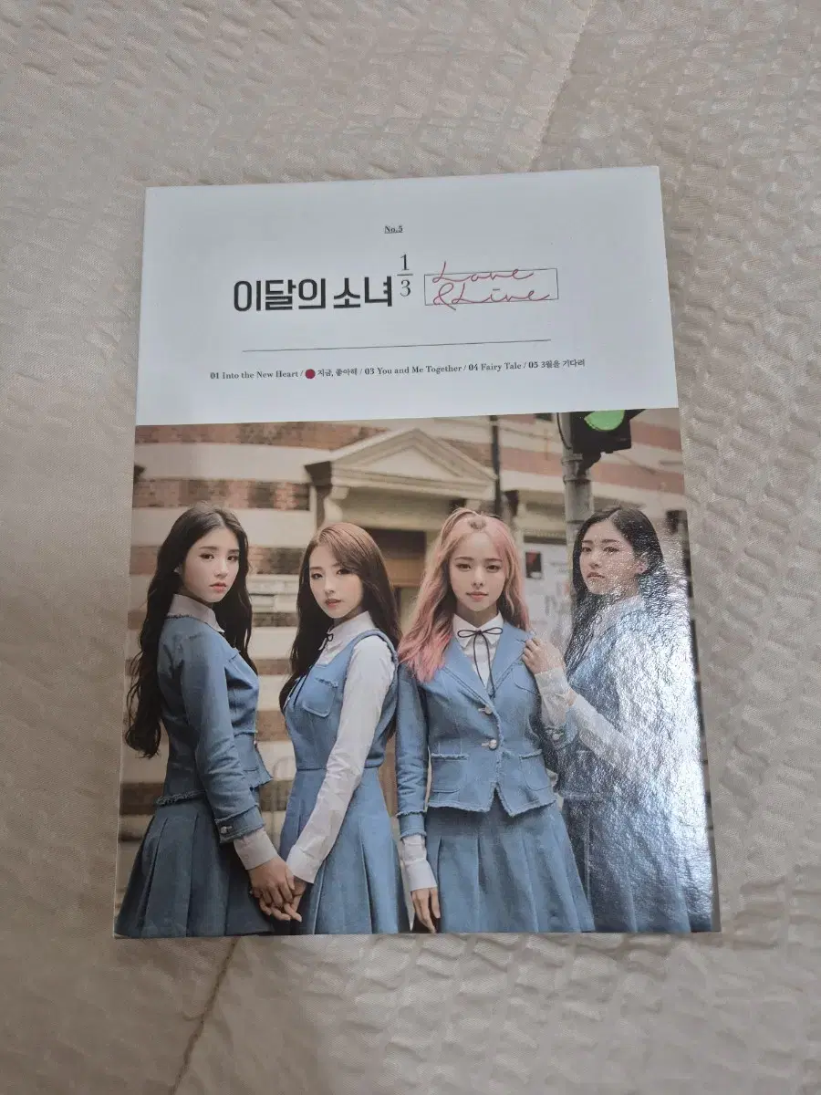 Loona 1/3 LOVE&LIVE general autographed album not for sale (POCA X, unsealed)