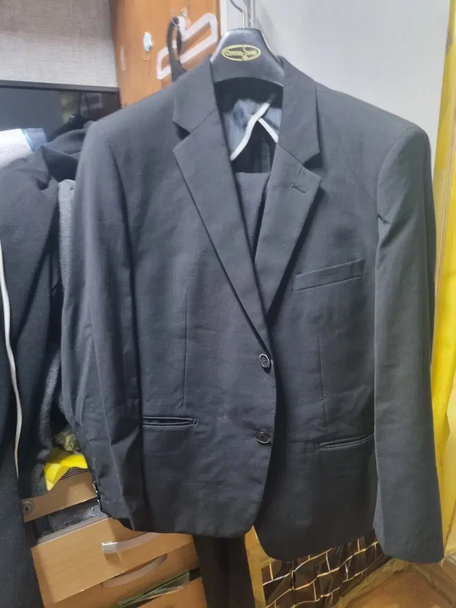 Men's black suit 100, black shoes 270 sets.