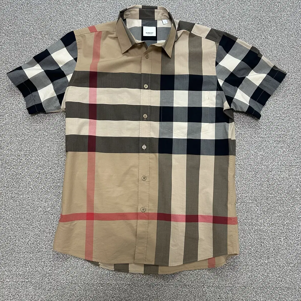 Size L / New Burberry Check Short Sleeve Shirt