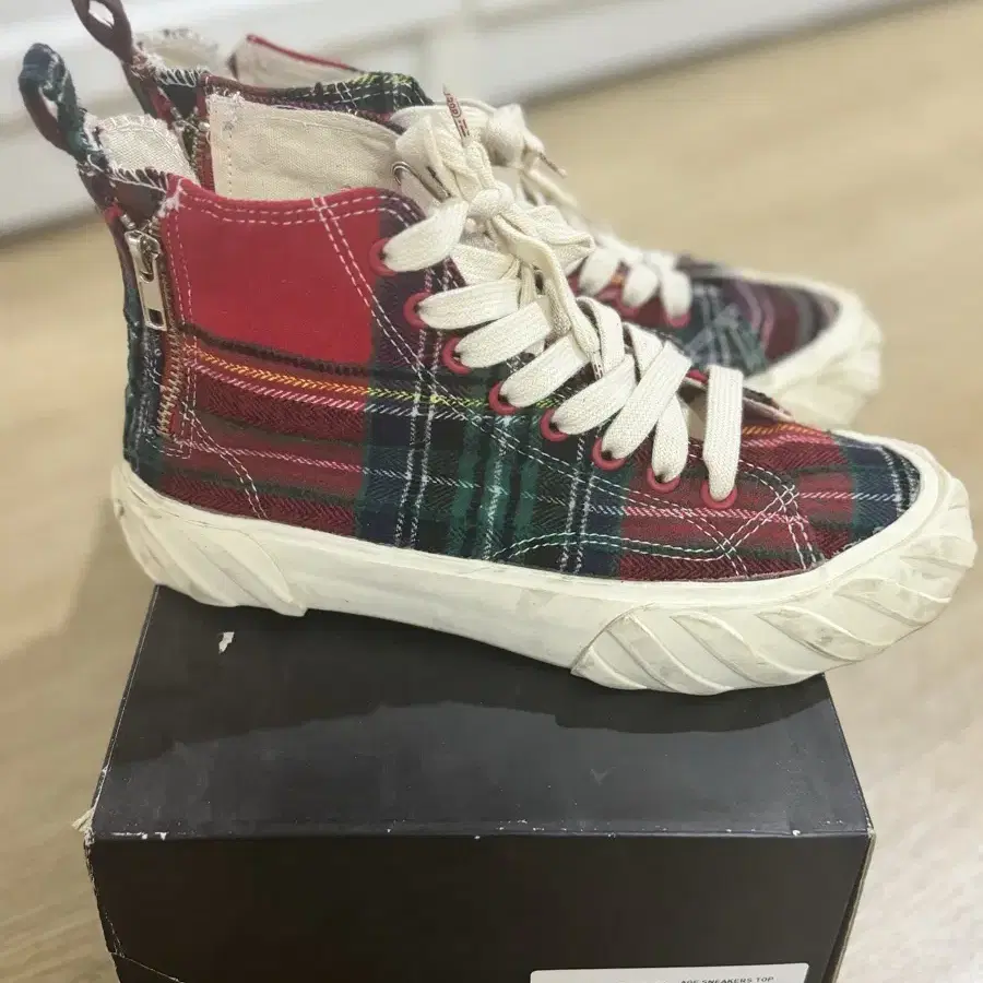 age sneakers top / red check 240