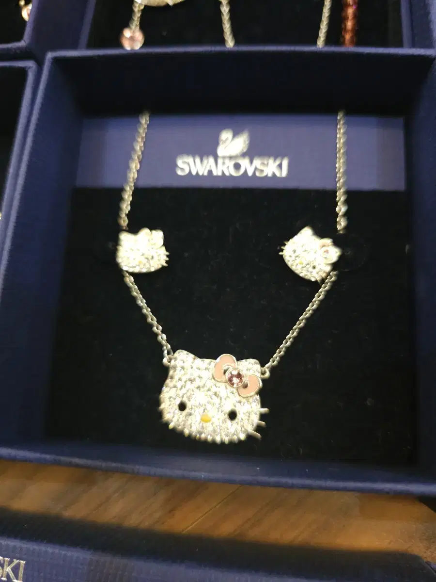 SWAROVSKI 스와로브스키키티콜라보목걸이귀걸이