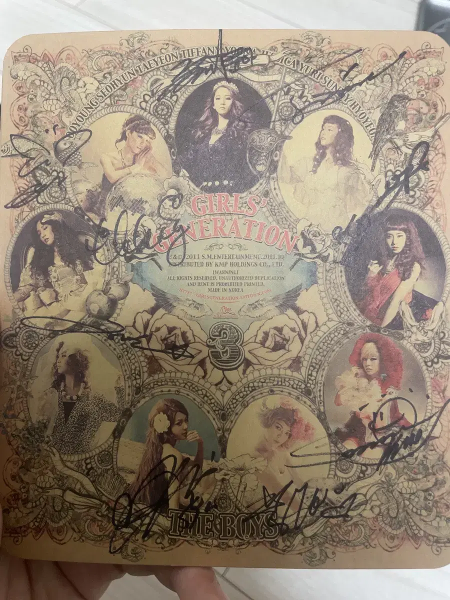 Girls Generation sign album