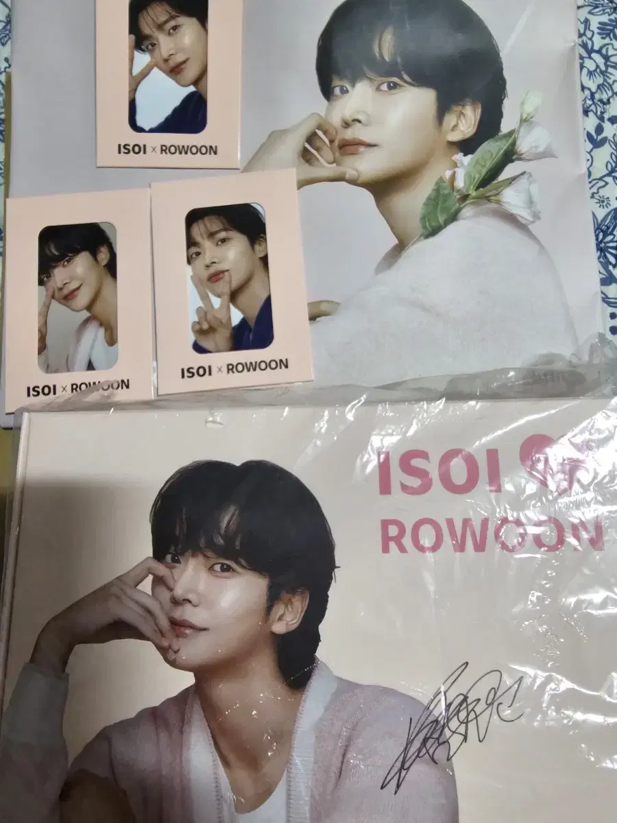 Rwoon Aisoy photocard merchandise set