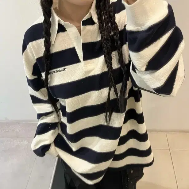 더뮤지엄비지터 LOGO STITCHED STRIPE PK SHIRT M