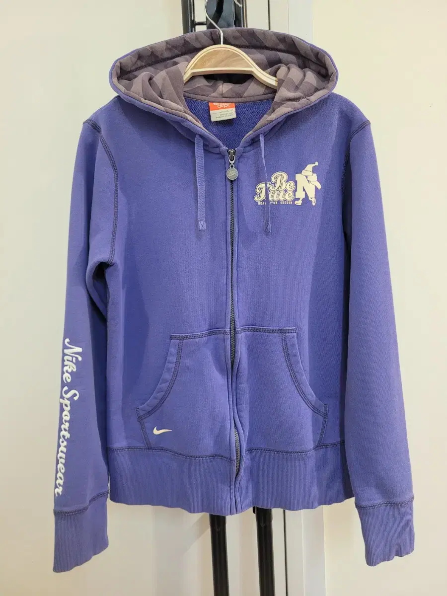 00s Nike Women's Hooded Zip-Up Jacket Size 66 Recommended