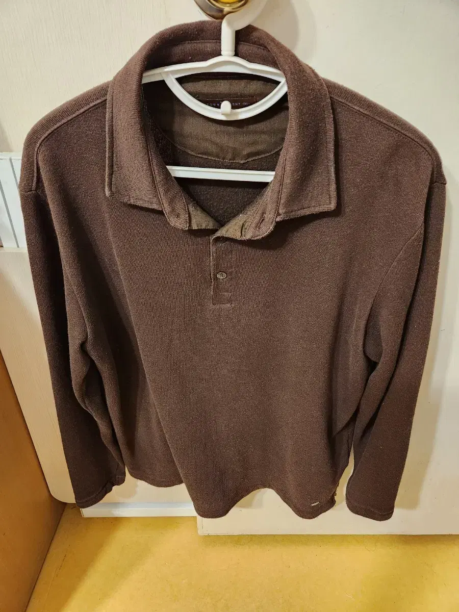 Brown knit kara shirt