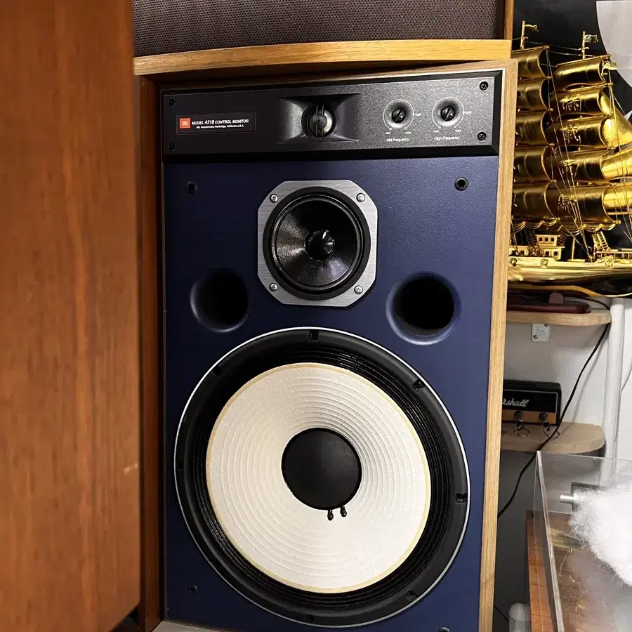 JBL 4318 스피커