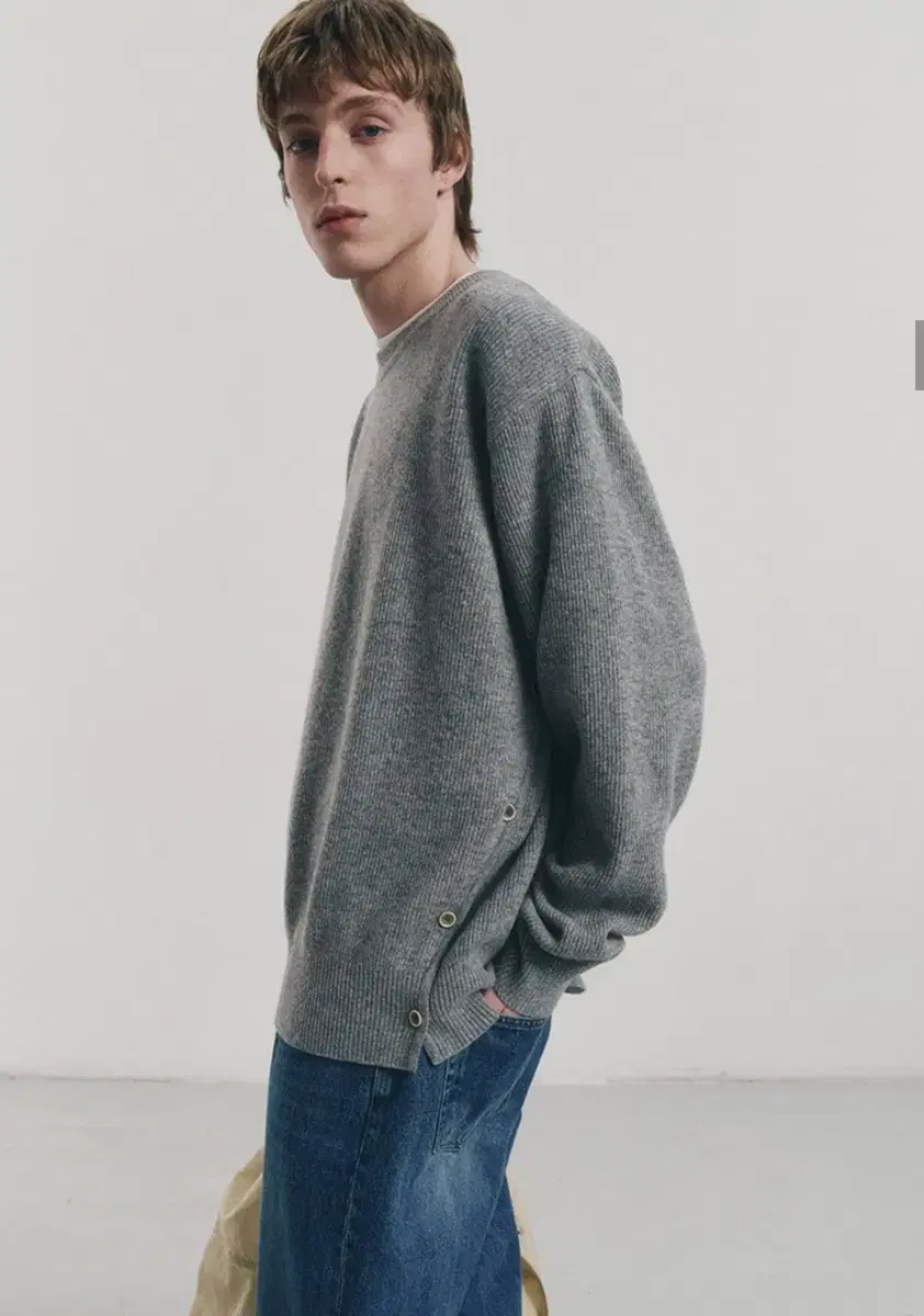 던스트 (UNISEX) BUTTONED CREWNECK SWEATER