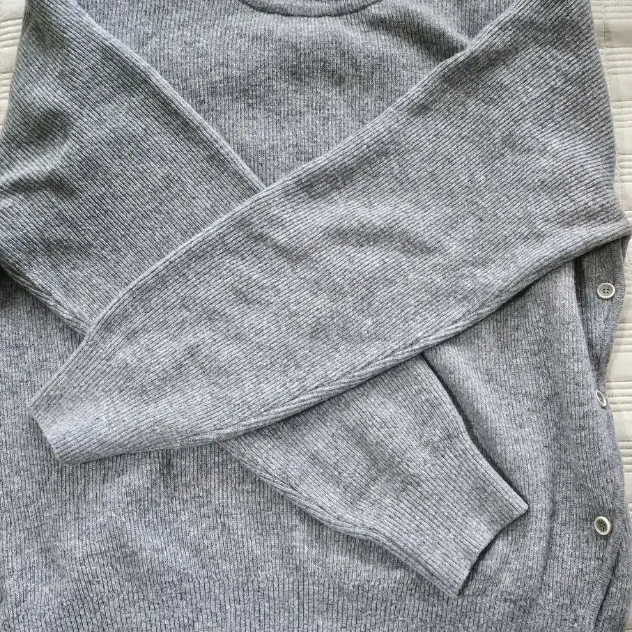 던스트 (UNISEX) BUTTONED CREWNECK SWEATER