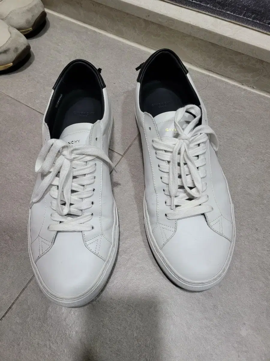 Givenchy Sneakers 260