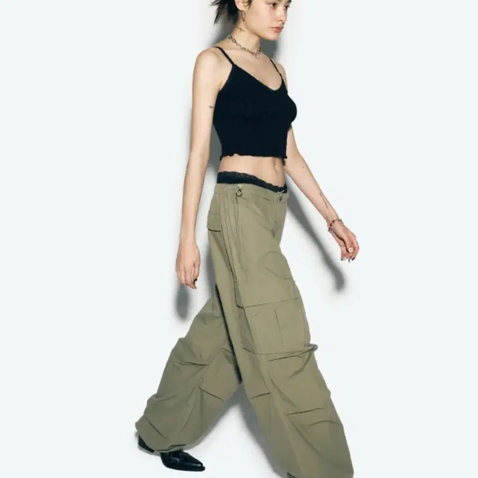 에즈이프 캘리 PARACHUTE CARGO PANTS KHAKI