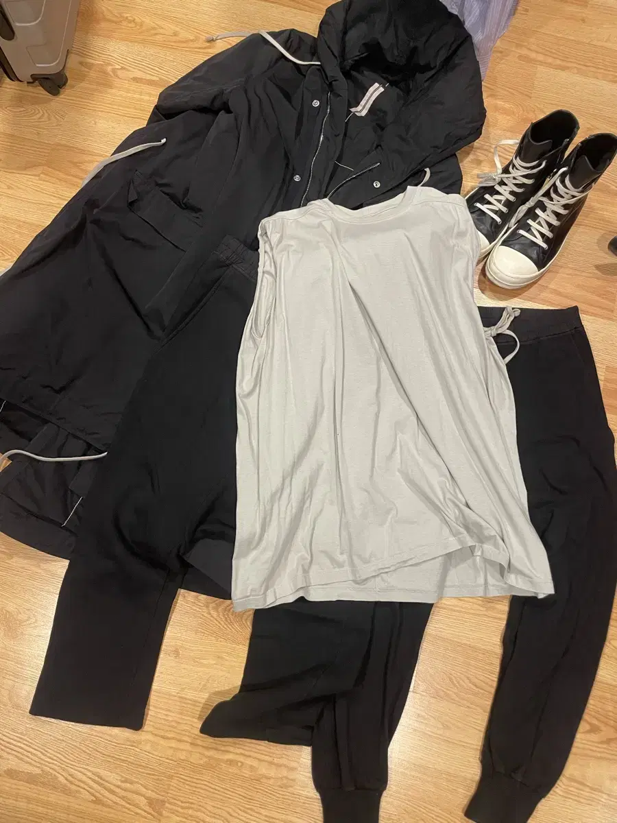 Rick Owens Set (Fishtail XL, Jogger, Crop S, T-shirt L, Converse High 43)