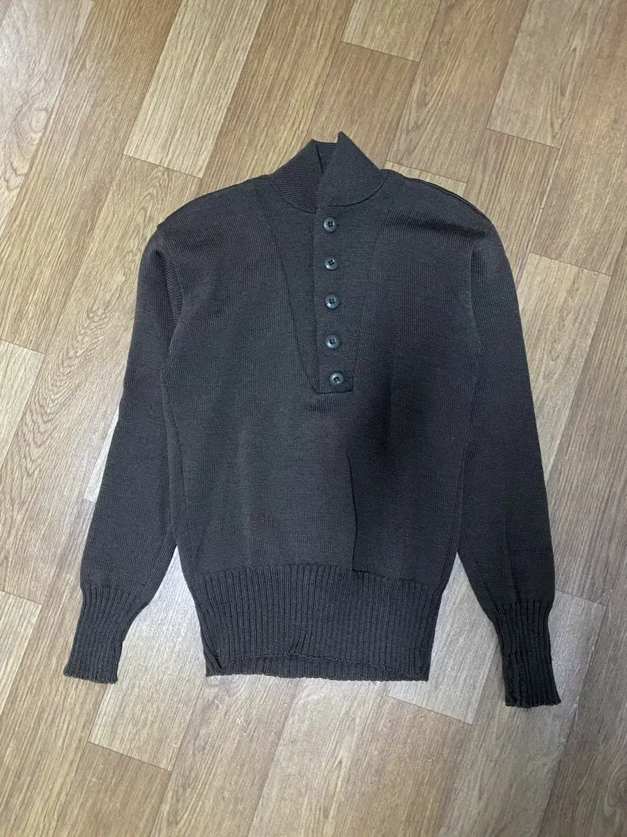 5-Button Commando Sweat