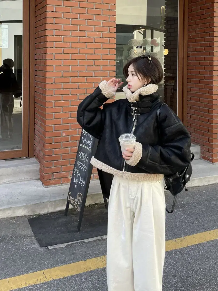 (새상품) 연이프 헨느 숏 무스탕 블랙 , 위드윤 언더비