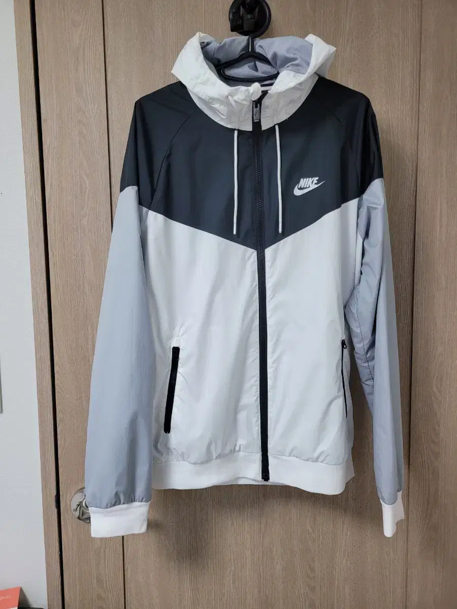 Unisex)Nike Windrunner Oreo Windbreaker Nominal M (M-SlimL)