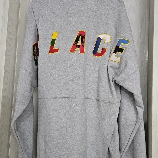 palace 팔라스 Eu 맨투맨 입니다.