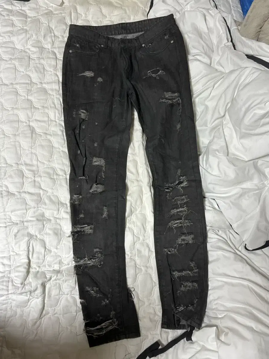 (30)Alix Distressed 5-Pocket Denim Black