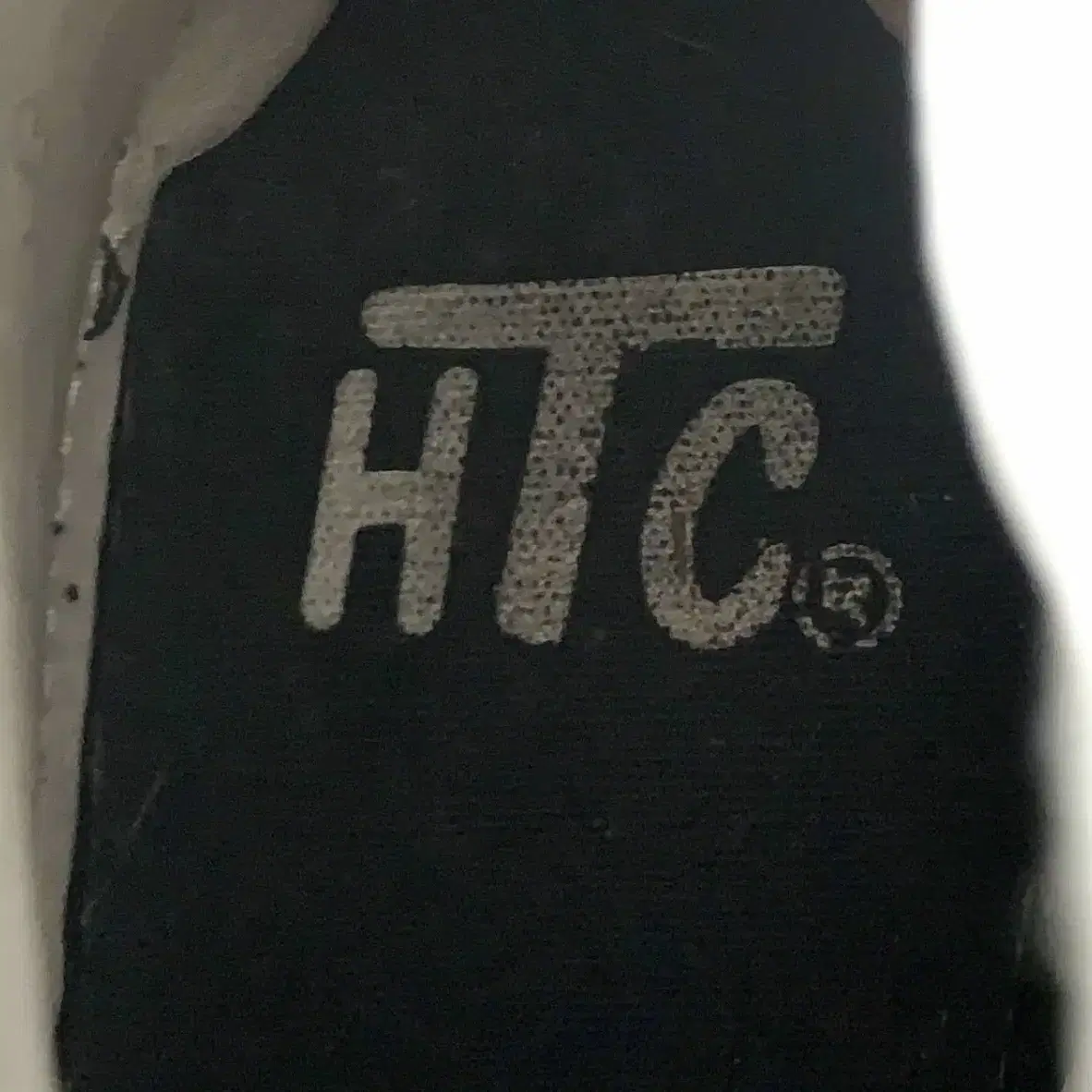 HTC 스터드 컨버스