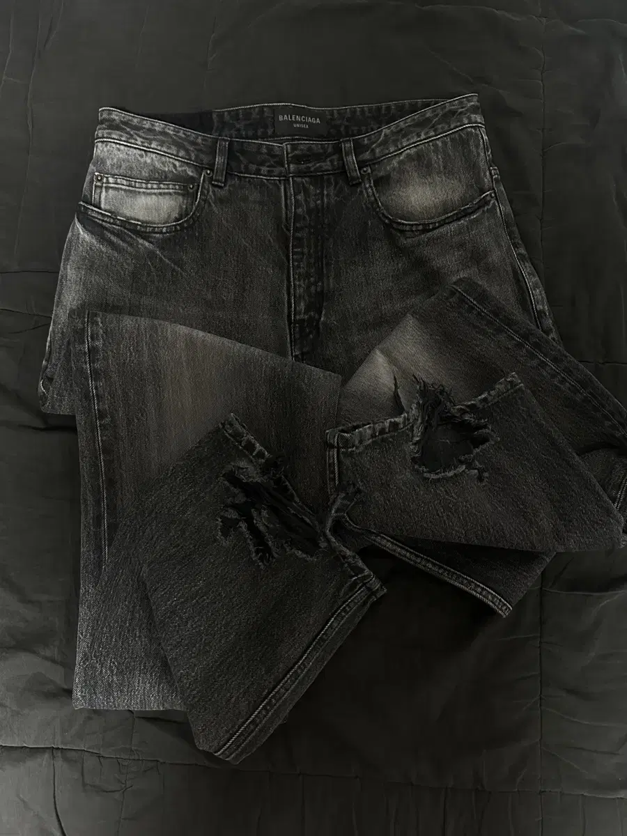 [M] Balenciaga Destroyed Medium Fit Denim