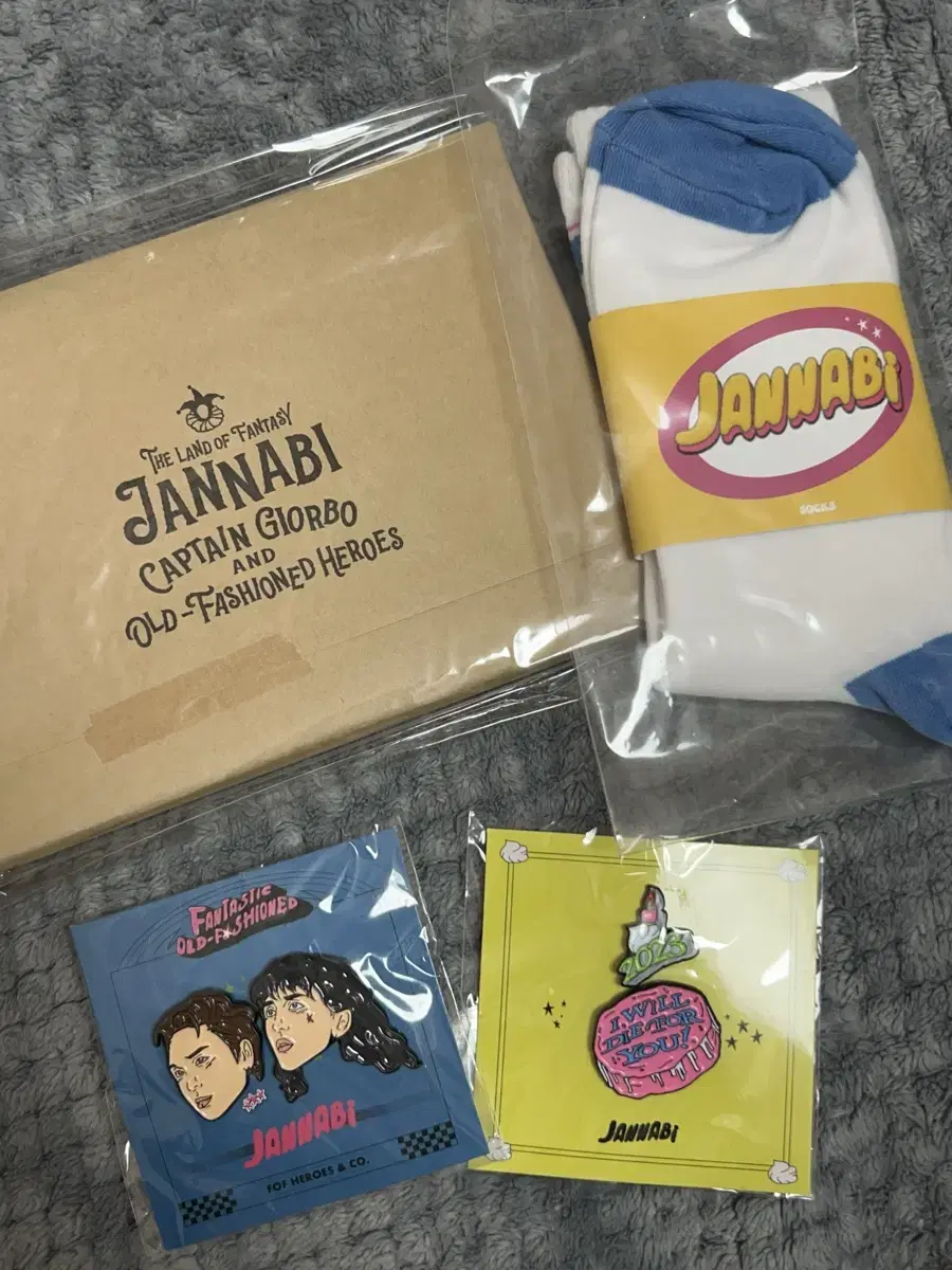 Jannabi badges, red notes, socks in bulk