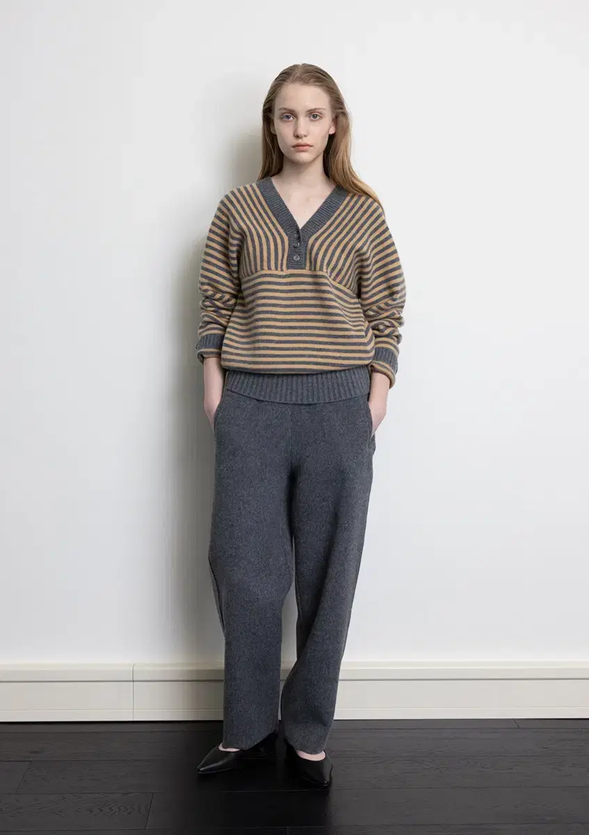 문달 Tar Stripe Knit in Beige