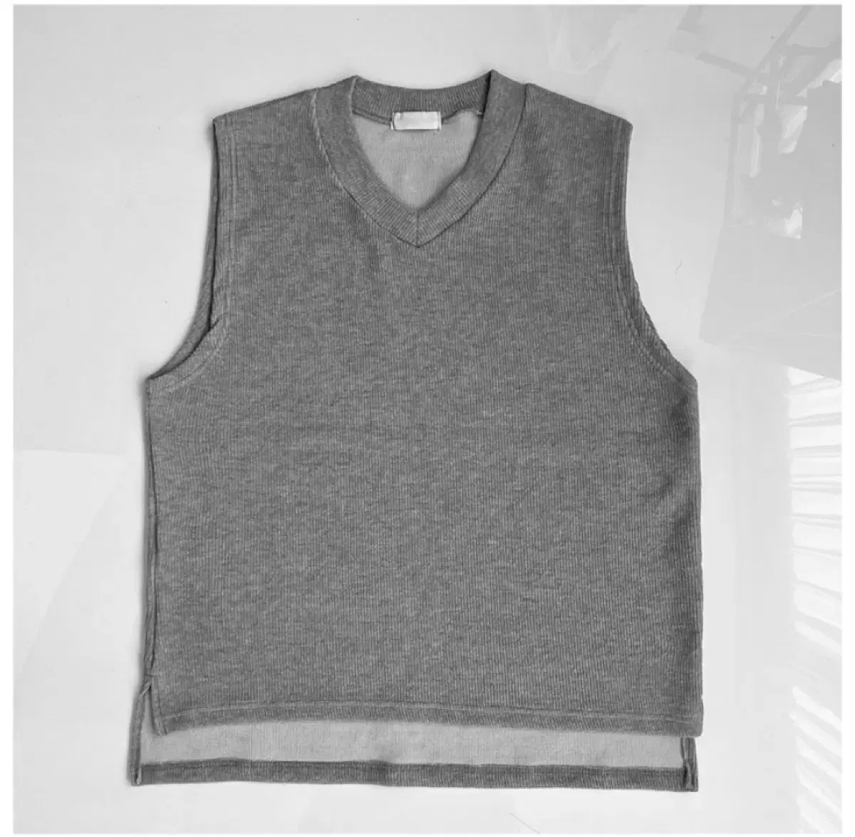 Round V-neck over-fit knit vest