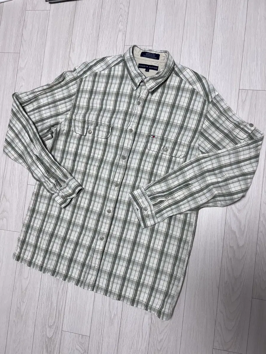 (L) Tommy Hilfiger vintage shirt