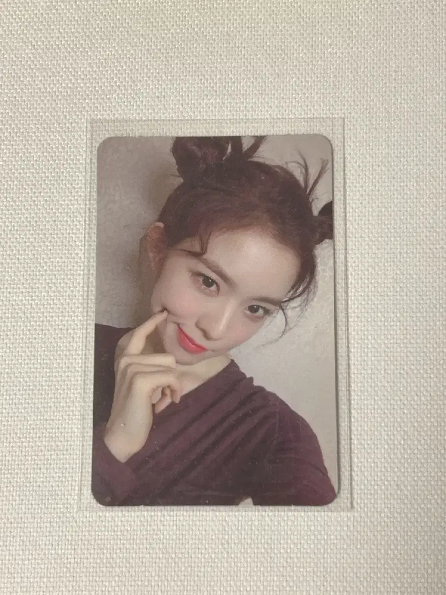 ((Feeding))Irene Lukey photocard is selling!!!