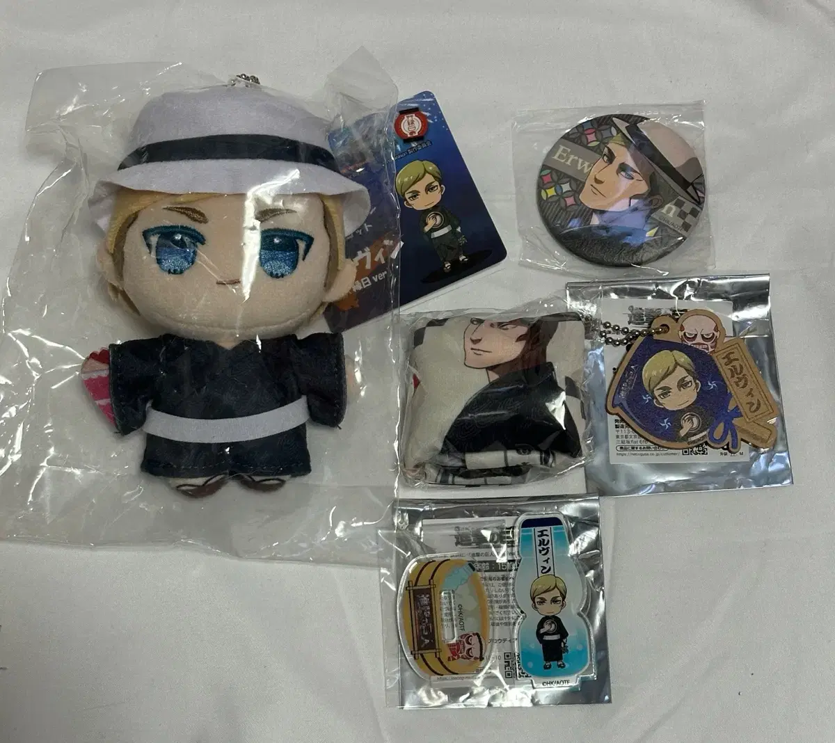 Attack on Titan popup store Elvin Set (doll badge pouch pre-order benefit)