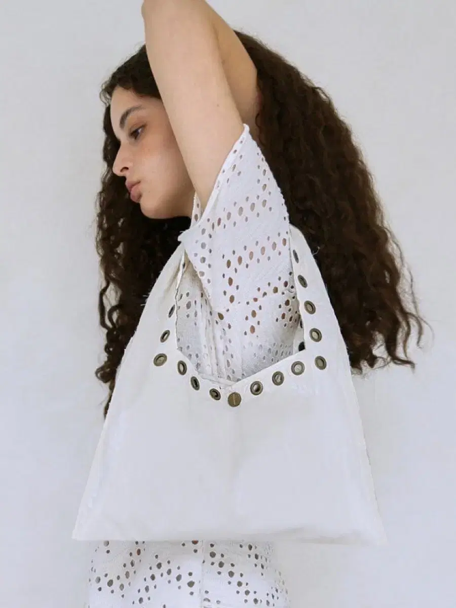 폴리수엠 EYELET METALLIC SHOULDER BAG