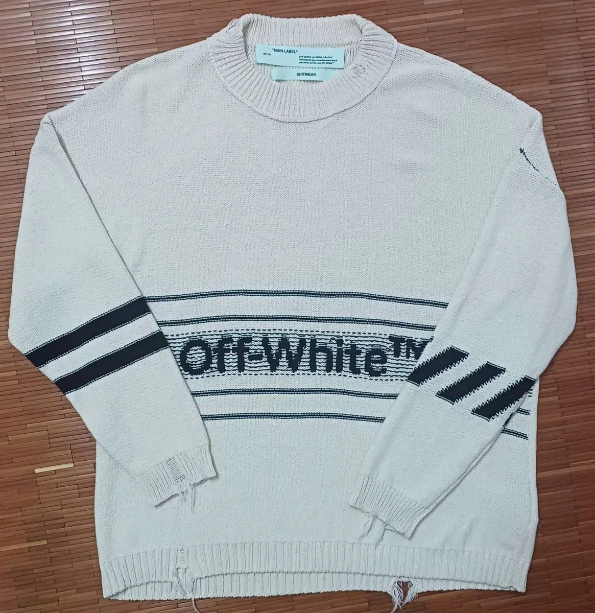 Off-white knit conditionOff-WhiteFits sizes 105-110