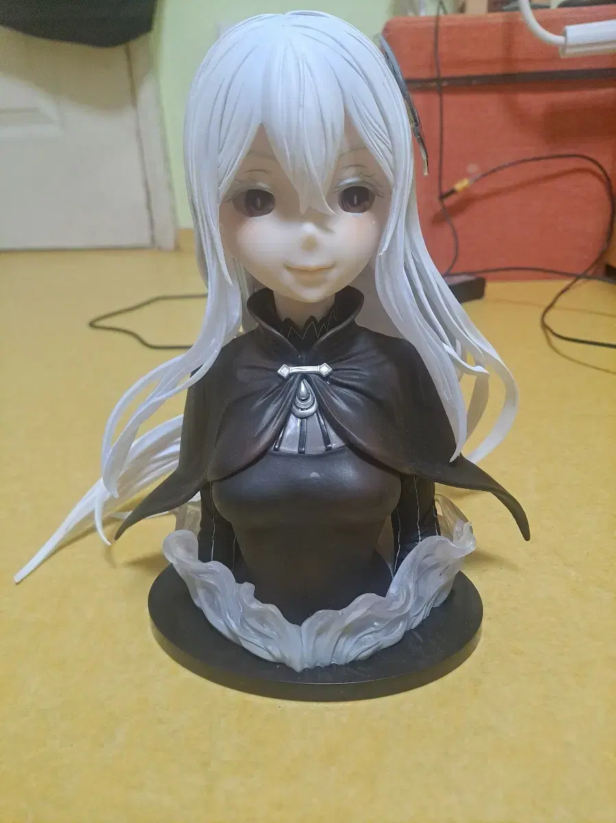 I'm selling my Echidna bust figure.