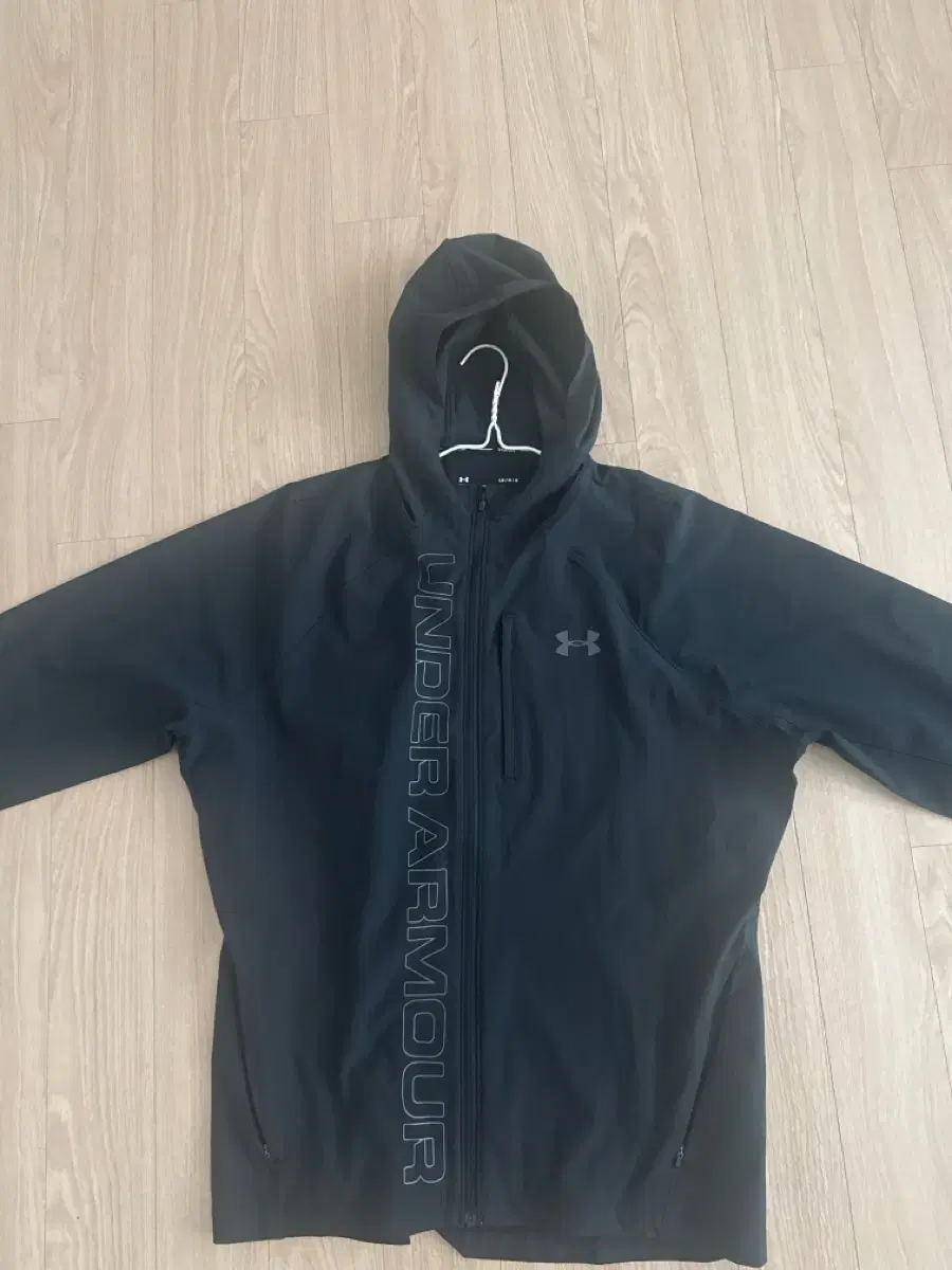 Under Armour Windbreaker size L