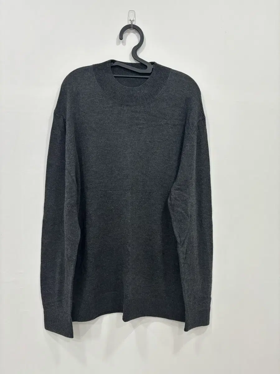 Thin mouse-colored knit sells